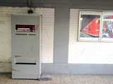 Übergroße Zigarettenautomaten auf dem rauchfreien Bahnhof